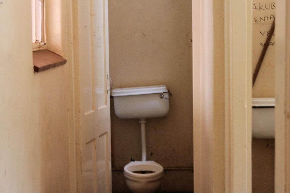 2014_boarders_charter_toilets